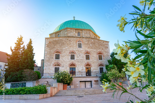 Konstfotografi dzsami mosque on the main square in Pecs Hungary with flowers