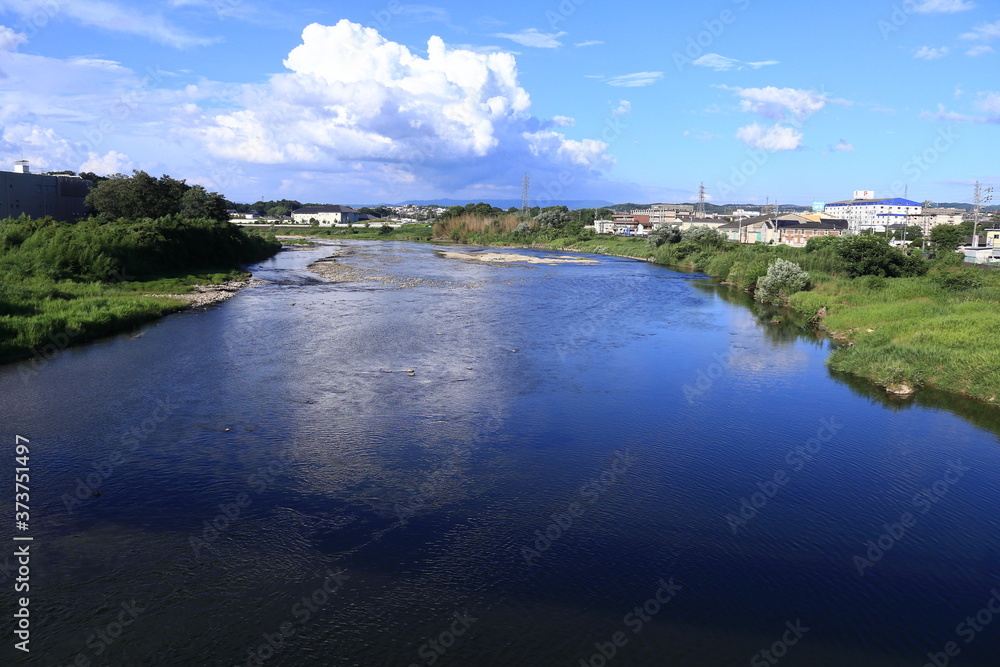 名張川の水が空を映し出す