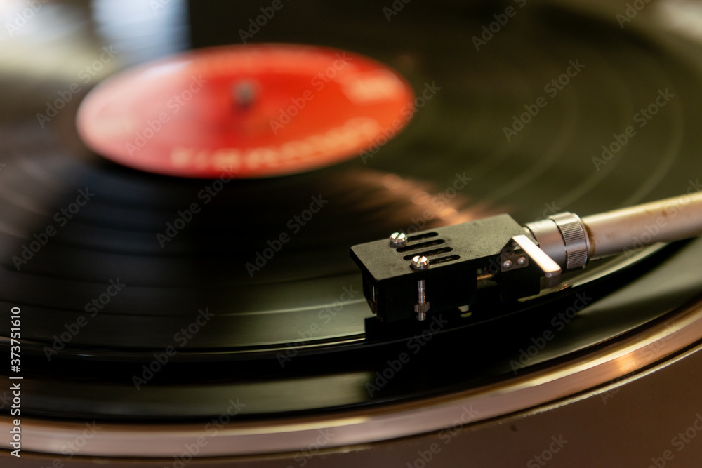 レコードプレイヤー レコードとターンテーブルと針 StockFoto Adobe Stock