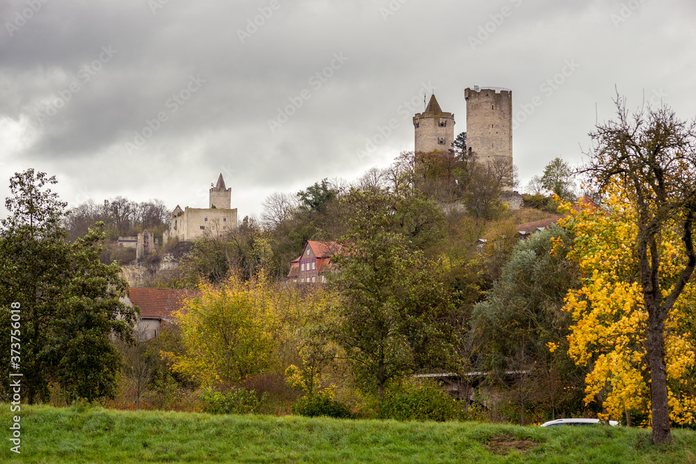 Die Burgen Rudelsburg und Saaleck in der Herbstsonne vor Sturmwolken