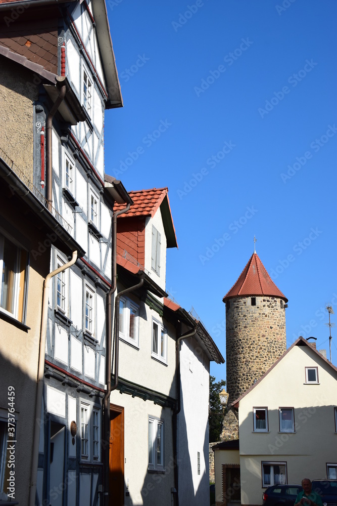 Obraz premium Fachwerkhäuser und mittelalterlicher Wehrturm in Fritzlar