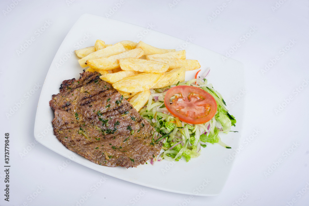 Carne con chimichurri y papas fritas