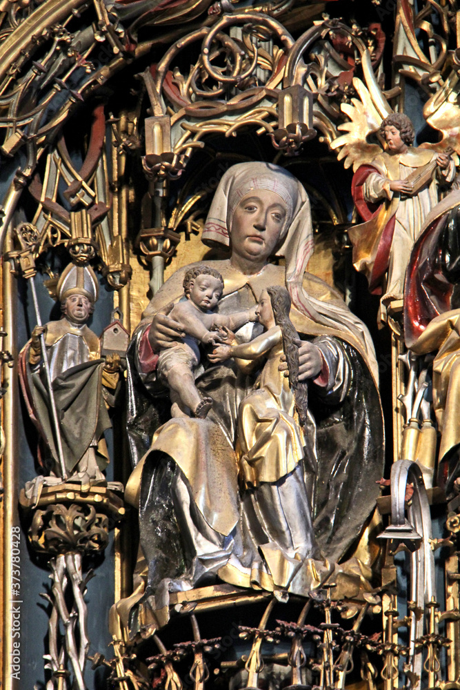 Sant'Anna; particolare dello scrigno dell'altare scolpito di Schnatterpeck nella vecchia parrocchiale di Lana (Bolzano)