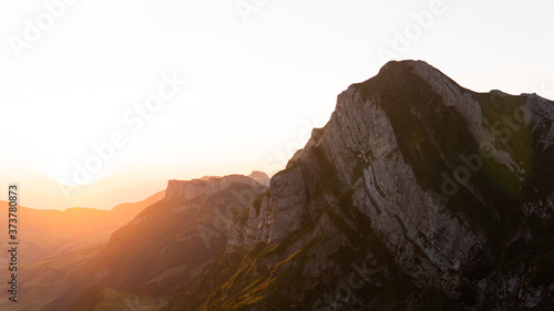 Sonnenaufgang in den schweizer Alpen