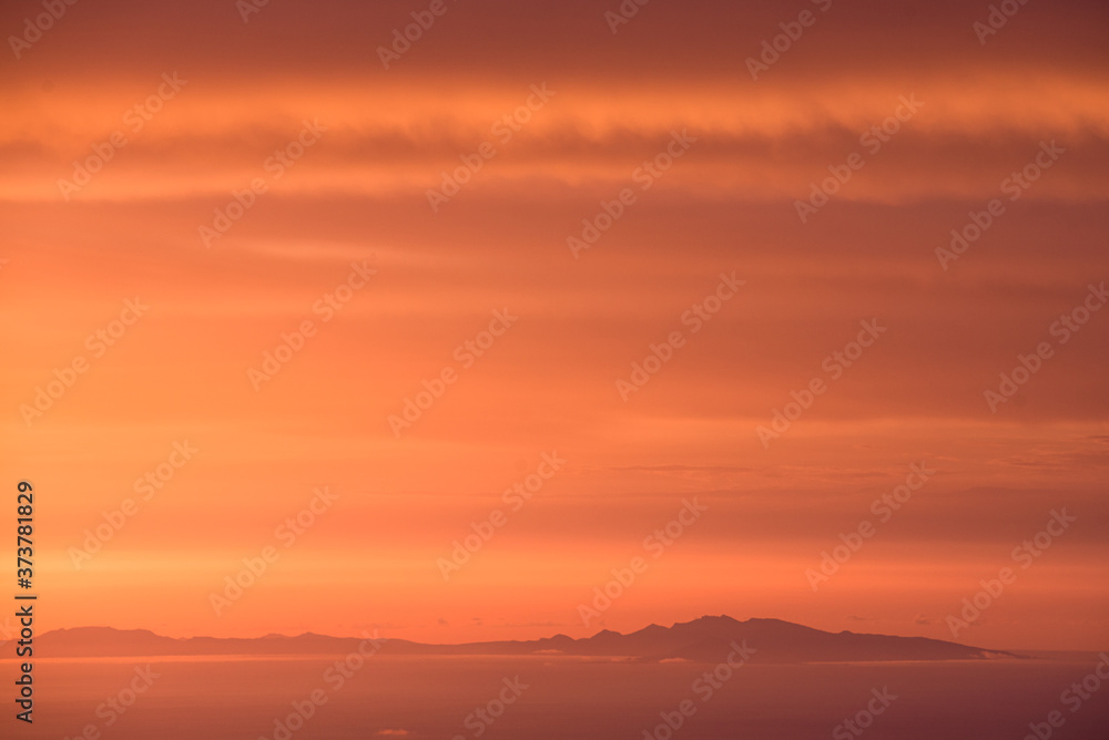 Amanecer desde la isla de Gran Canaria con vistas a Fuerteventura Amanecer desde la isla de Gran Canaria con vistas a Fuerteventura