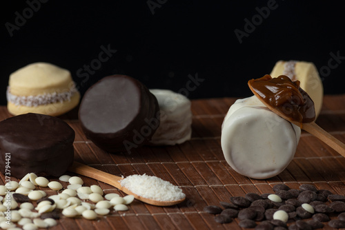 Obraz na plátně maizena alfajores with coconut white and dark chocolate with dulce de leche and