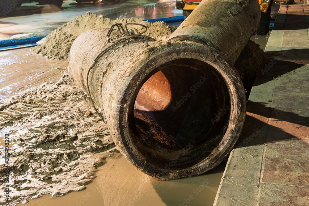 joint connection(bell and spigot connection) of old concrete water pipe over 40 years ago, 600 mm diameter joint connection(bell and spigot connection) of old concrete water pipe over 40 years ago, 600 mm diameter