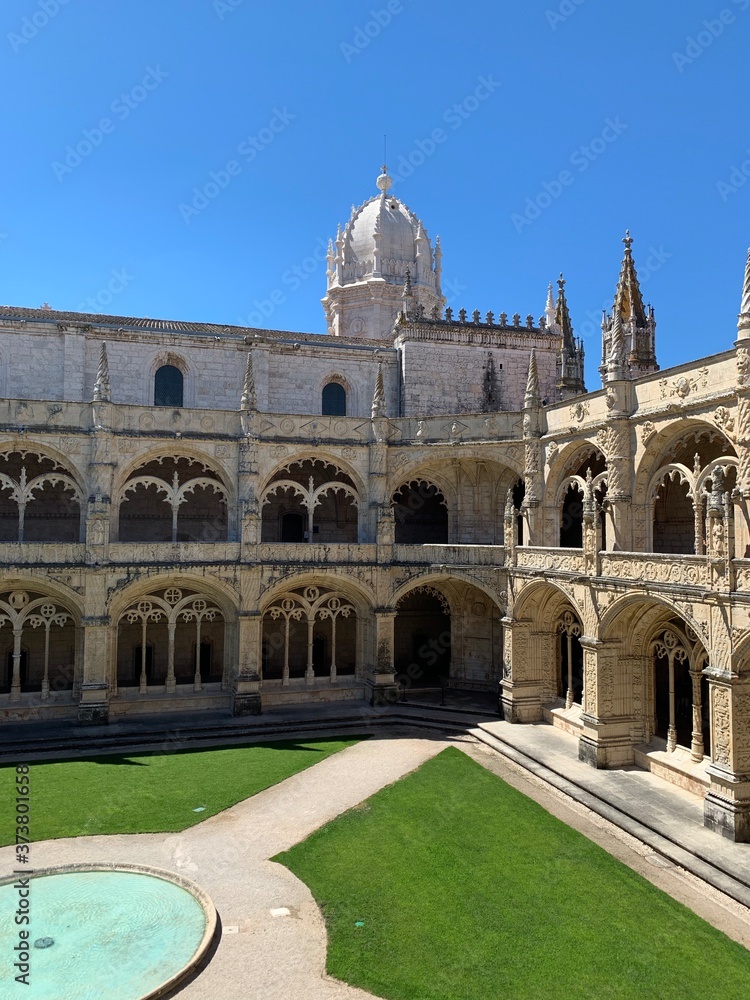 Obraz premium Inside the beautiful Hieronymites Monastery of Jeronimos with the beautiful green garden in Belem, Lisbon, Portugal
