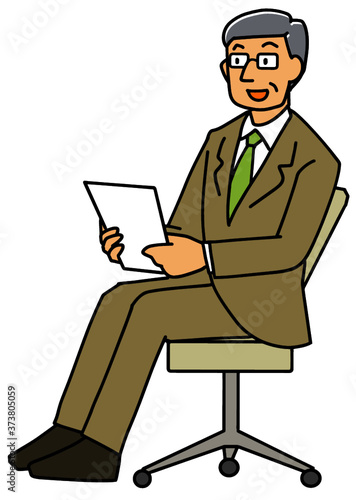 椅子に座って話すスーツ姿のシニア男性