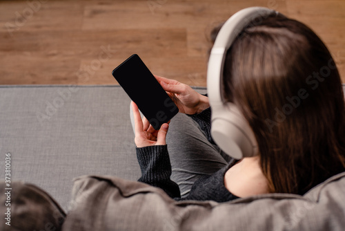 Photos woman listening to music on mobile phone