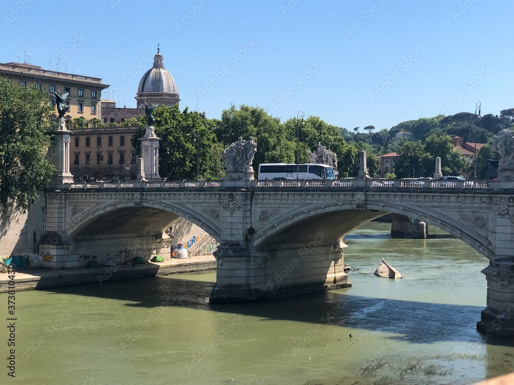 hermoso puente sobre uno de los ríos mas grandes de Roma 