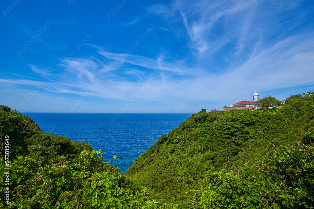島根半島突端に立つ美保関灯台と日本海