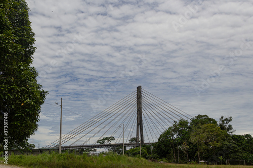 Puente estructural amozónico sobre rió Aguarico en día soleado. 