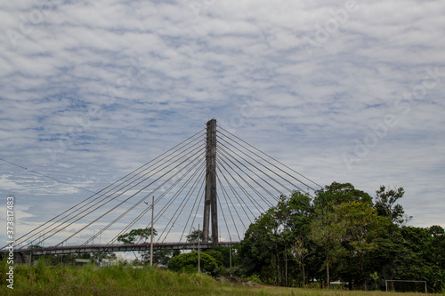 Puente estructural amozónico sobre rió Aguarico en día soleado.  © renato