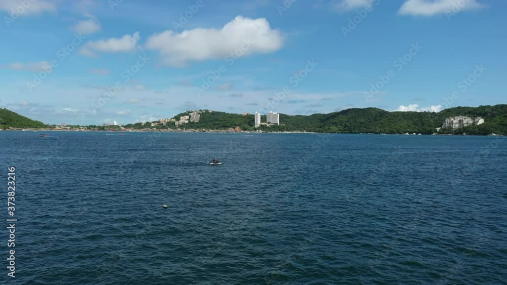 Espectacular vista aérea sobre la Bahía de Puerto Marqués, el drone volando hacia el frente a gran velocidad ypasando sobre un jet ski. Espectacular vista aérea sobre la Bahía de Puerto Marqués, el drone volando hacia el frente a gran velocidad ypasando sobre un jet ski.
