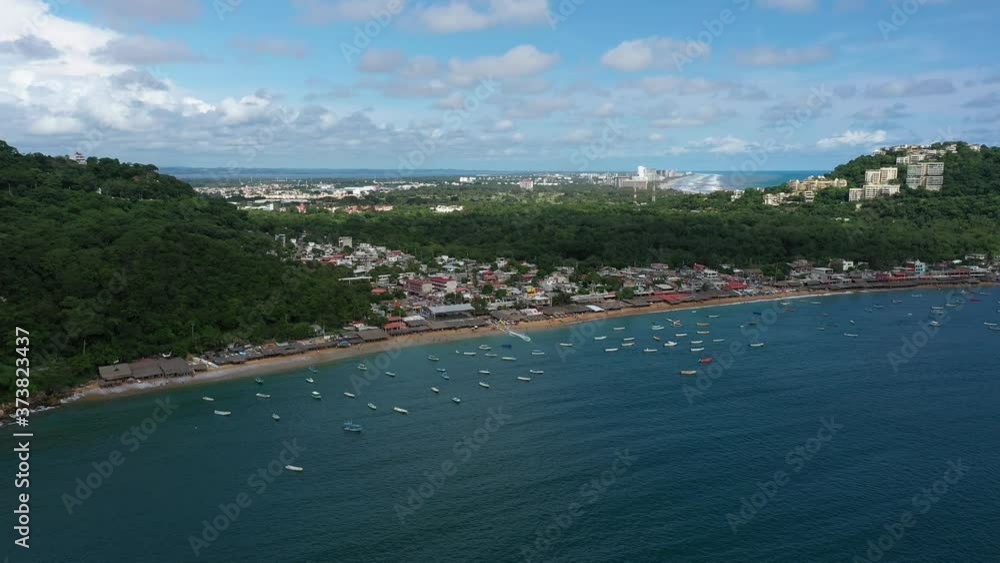 Espectacular vista aérea de la playa de Puerto Marqués, en Acapulco Guerrero, con las playas de Acapulco Diamante y un cielo azul como fondo Espectacular vista aérea de la playa de Puerto Marqués, en Acapulco Guerrero, con las playas de Acapulco Diamante y un cielo azul como fondo