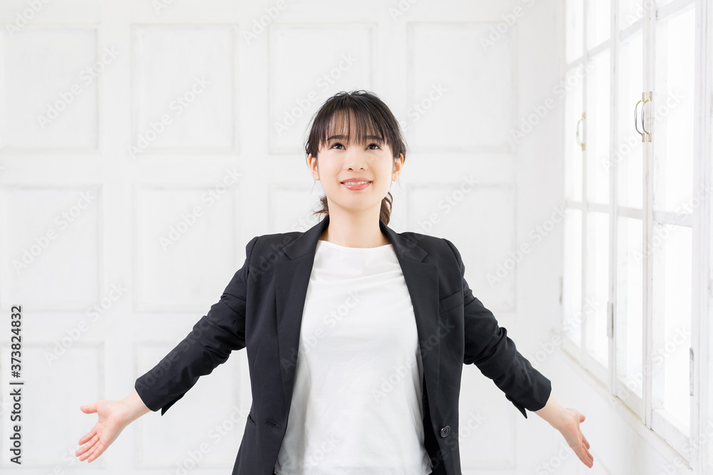 深呼吸をして息を吸う若い女性 深呼吸をして息を吸う若い女性