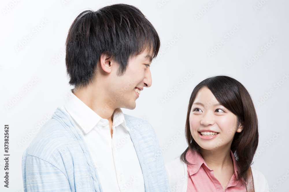 見つめ合うカップル