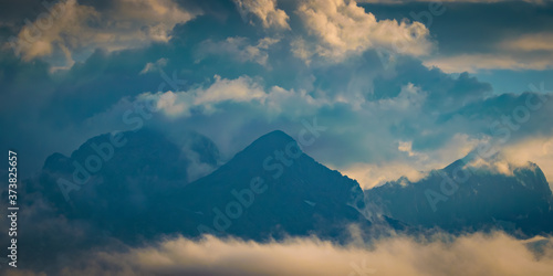 Berge und Wolken im Sonnenuntergang - Alpspitze und Zugspitze in den Alpen