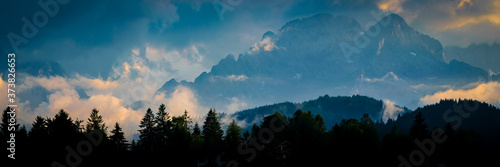 Berge mit Wolken im Sonnenuntergang - Panorama mit Alpspitze und Zugspitze am Abend © kentauros