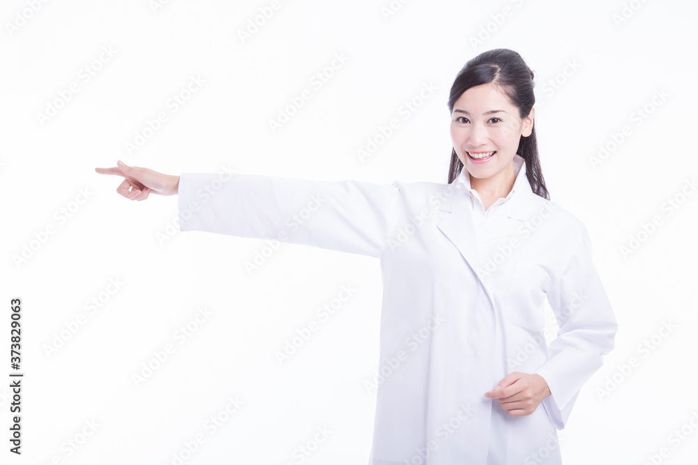 指差しをする女医 指差しをする女医