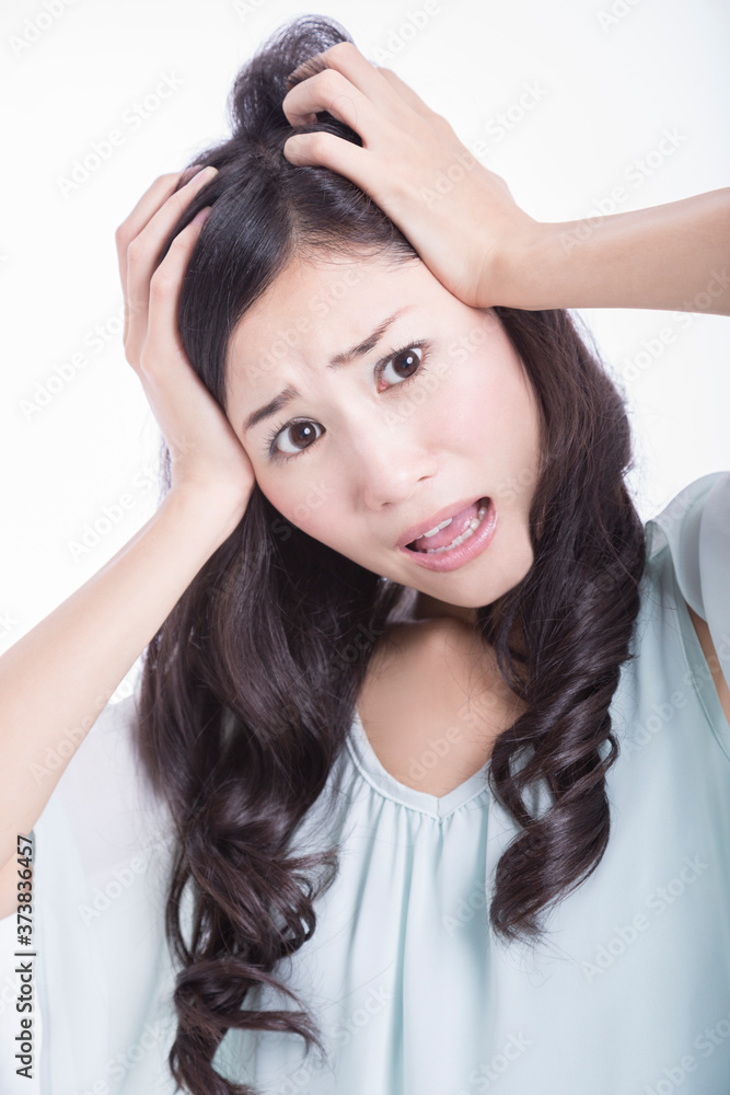 頭を抱える女性 頭を抱える女性