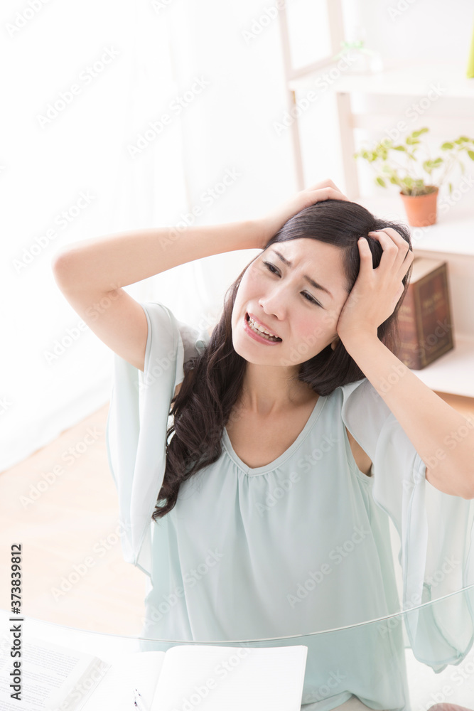 勉強に悩む女性 勉強に悩む女性
