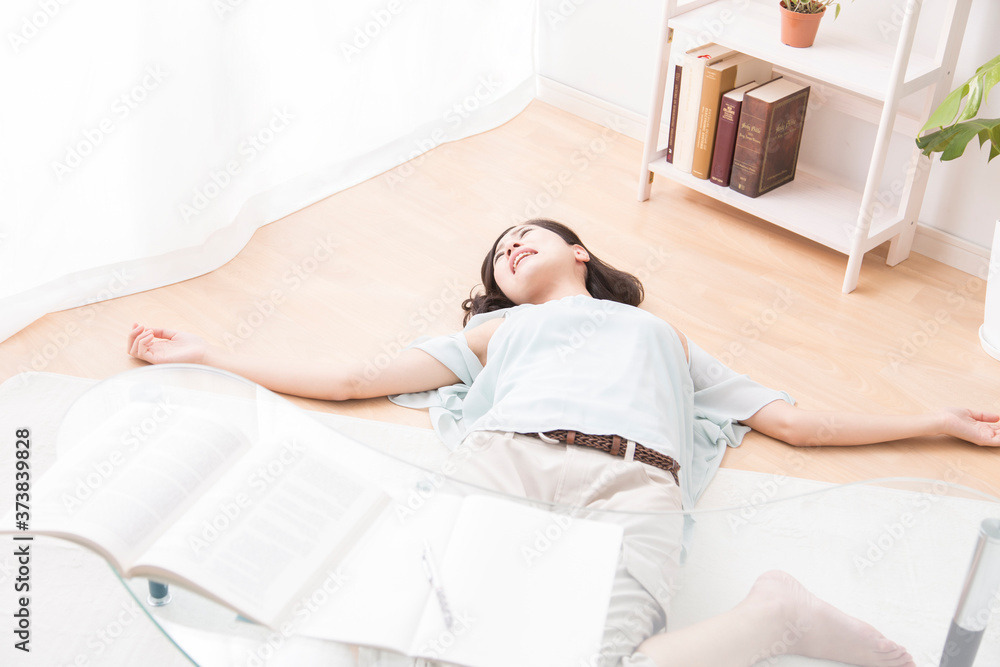 勉強に悩む女性 勉強に悩む女性