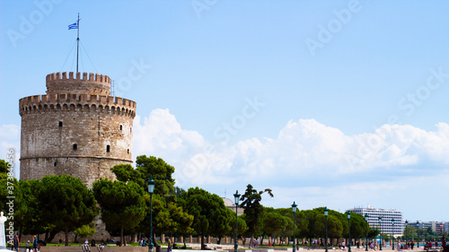 Photograph of the White Tower monument in Thessaloniki, Greece on a clear summer day