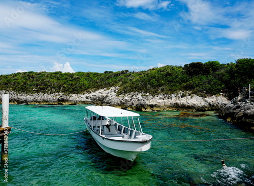 Fototapeta Naklejka Na Ścianę i Meble -  Boat at the tropical island