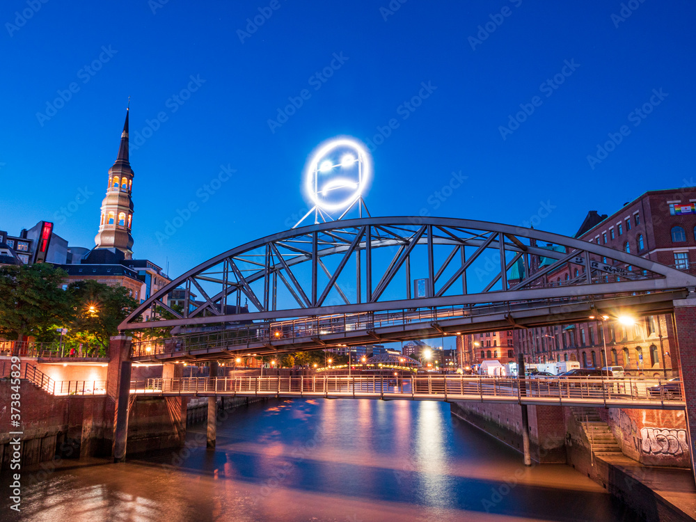 Obraz premium Hamburg City at night during summer time with golden colors