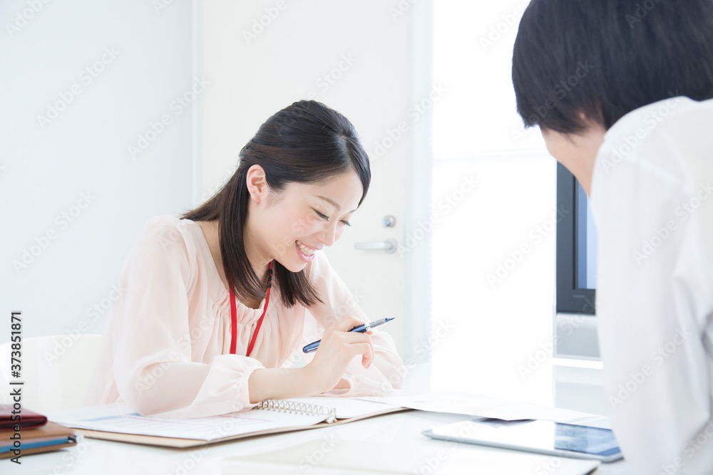 打ち合わせをするOL