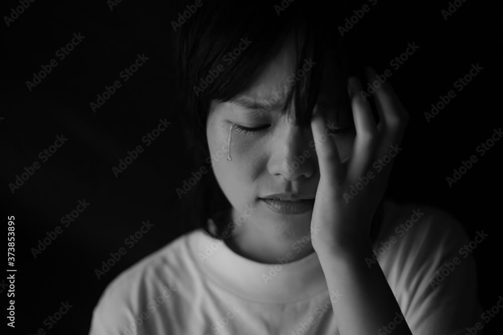 涙を流す女性 涙を流す女性