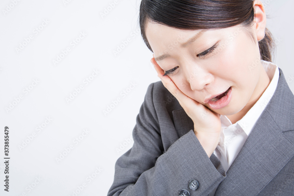 考え事をするOL 考え事をするOL