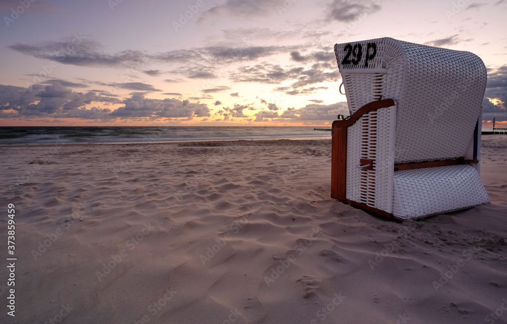 Wschód słońca ,plaża,kosz plażowy,Kołobrzeg,Polska.