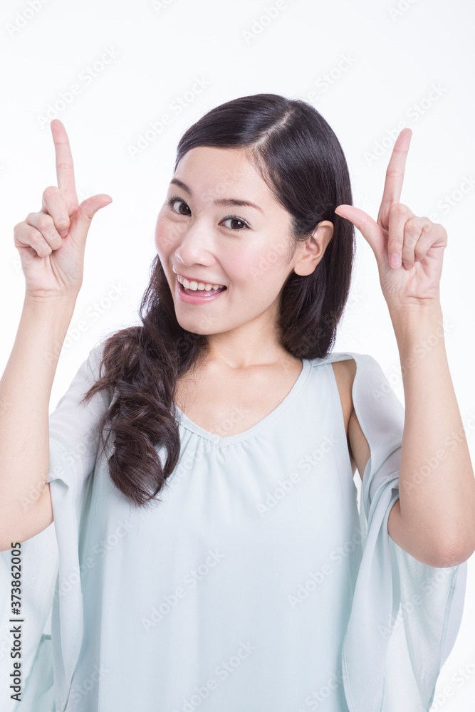 指差しをする女性