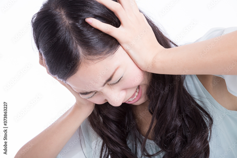 頭を抱える女性 頭を抱える女性