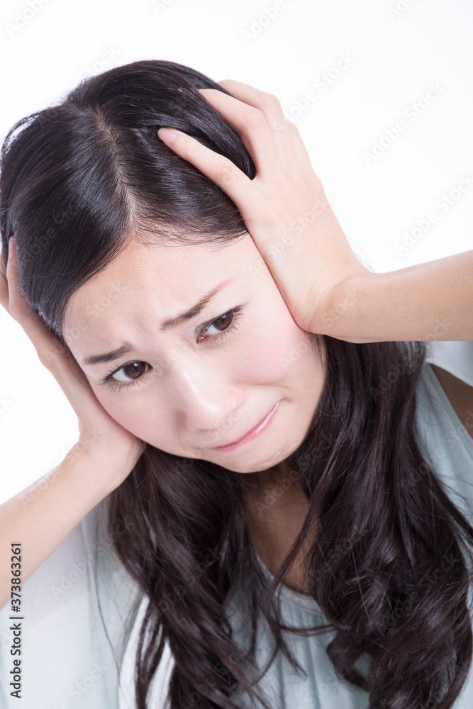 頭を抱える女性 頭を抱える女性