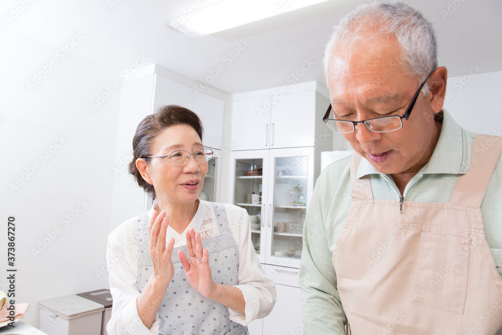 料理をするシニア夫婦 料理をするシニア夫婦