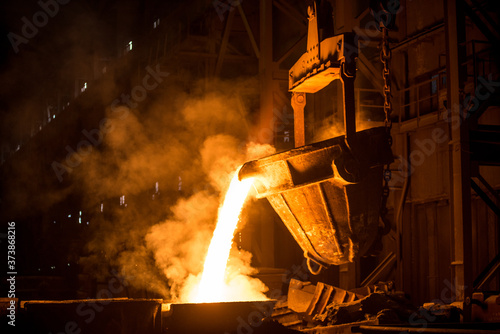 Fotografie Tank pours liquid metal in the molds at the steel mill