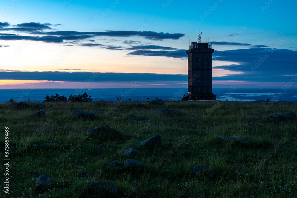 Der Brocken im Sonnenaufgang