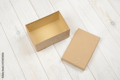 Caja de regalos rectangular sobre fondo de madera