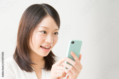 スマホを見る女性