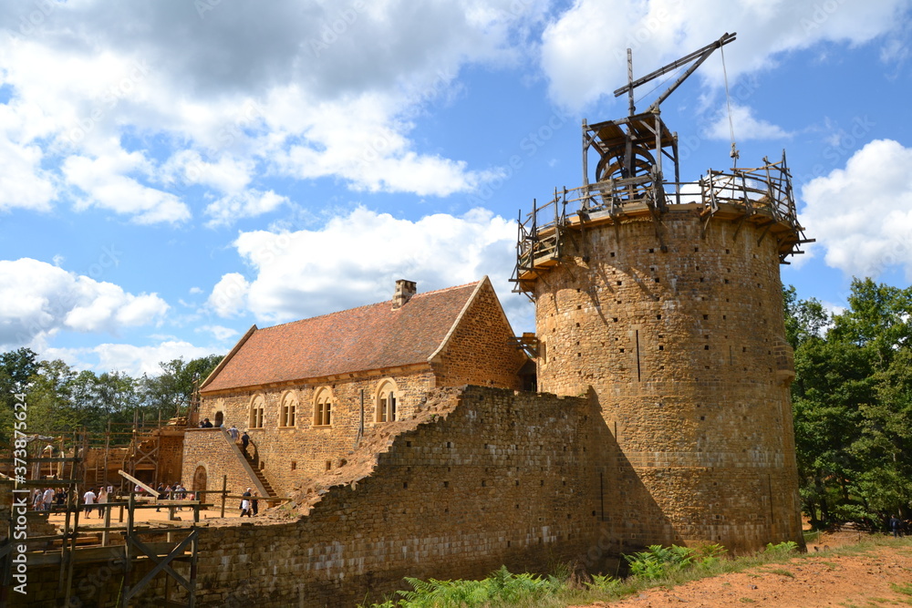 Guédelon, France, 24 aout 2014 : Chateau de Guédelon, construit en utilisant des méthodes médiévales