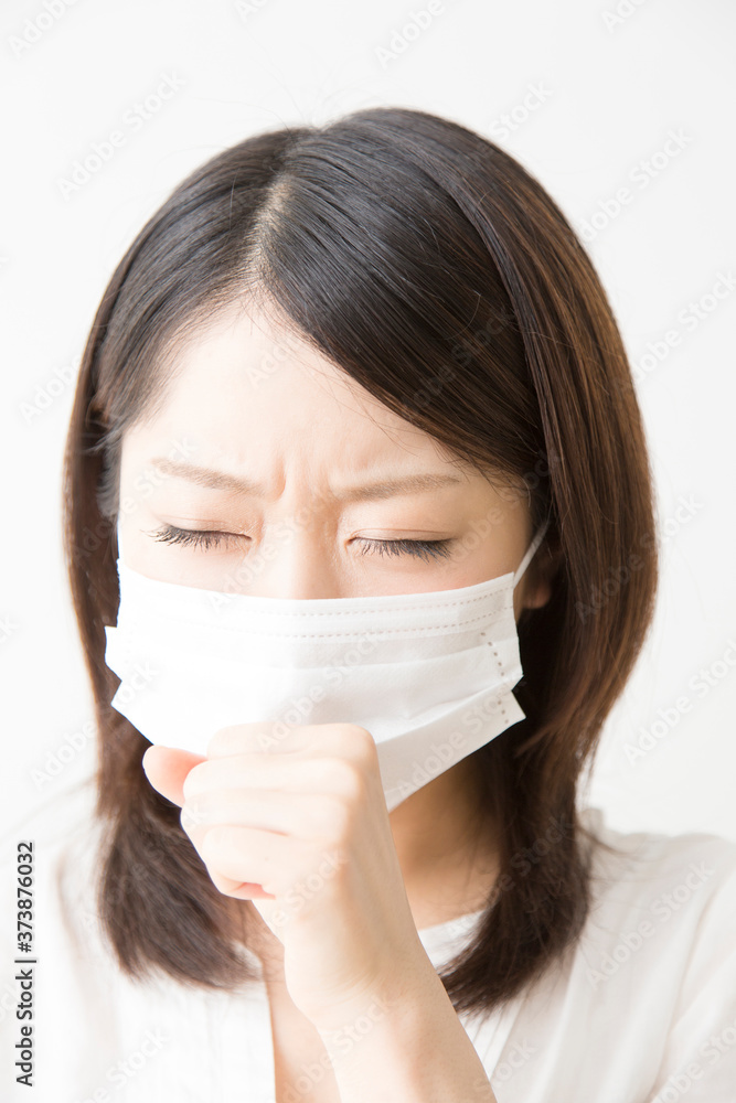 咳をする女性 咳をする女性