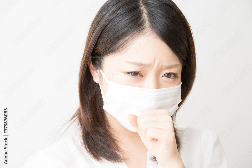 咳をする女性 咳をする女性