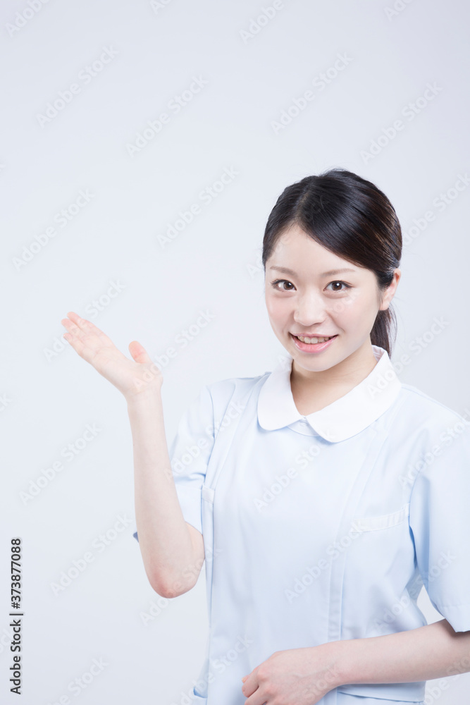 案内する看護師 案内する看護師