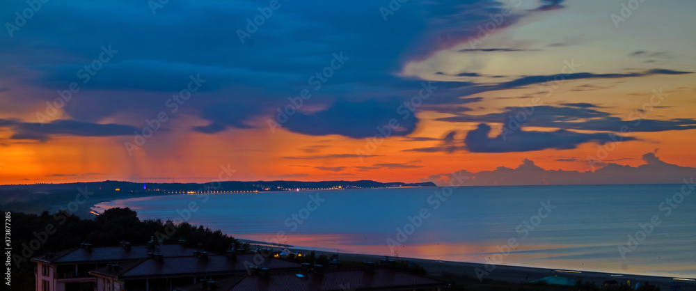 Ostsee Swinemünde. Strand in Swinemünde Polen. Farben vom Sonnenuntergang reflektieren im Wasser Ostsee Swinemünde. Strand in Swinemünde Polen. Farben vom Sonnenuntergang reflektieren im Wasser