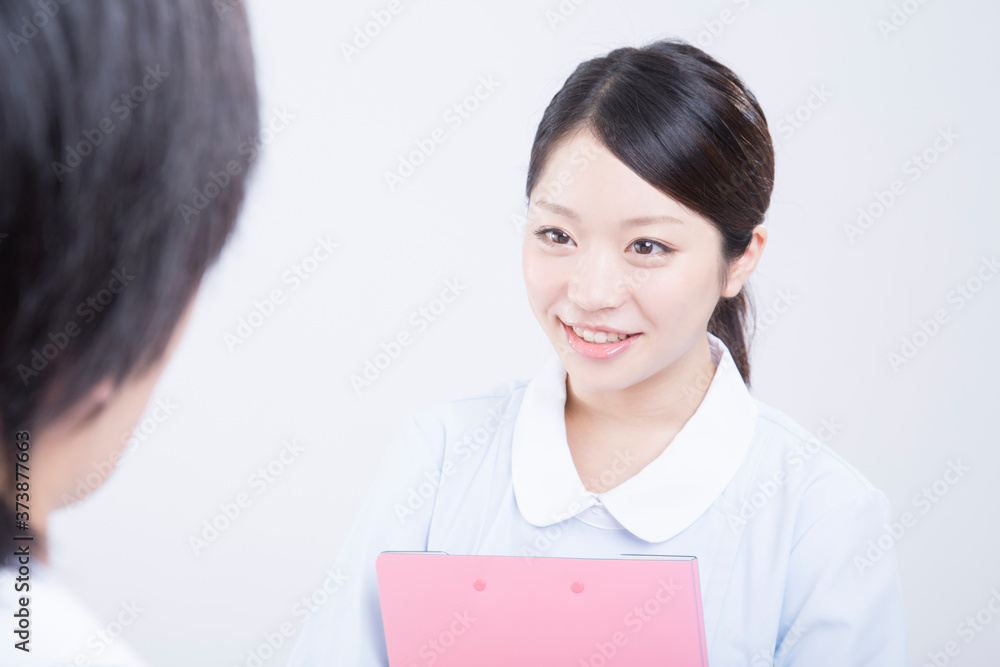 医者と会話する女性看護師