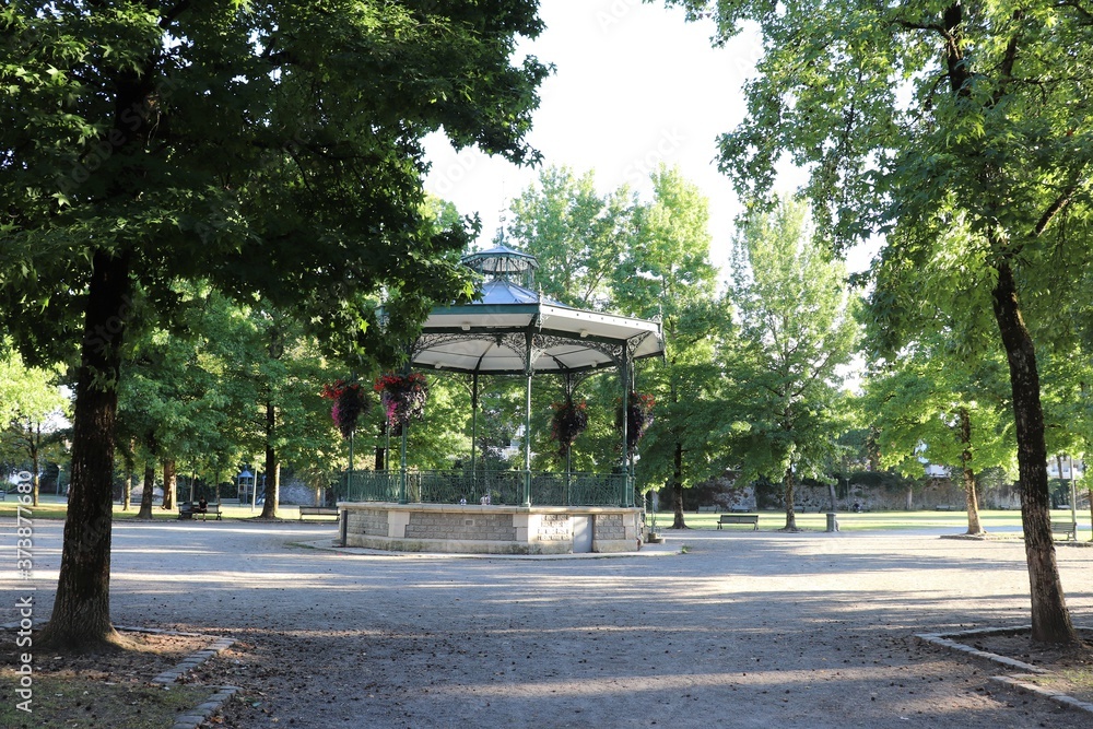 kiosque ou gloriette dans le parc des arènes de Dax, ville de Dax, département des Landes, France